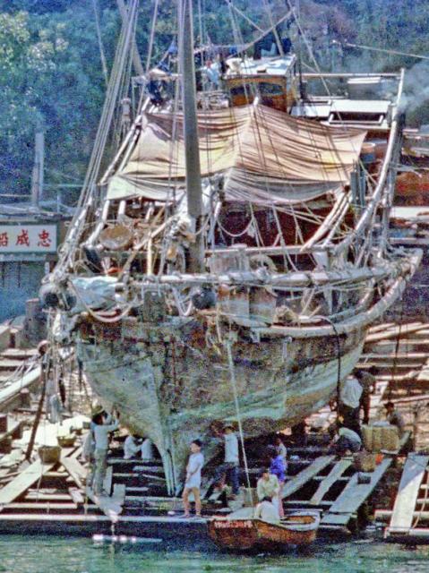 Aberdeen-Ap Lei Chau boatyard-fishing junk hull cleaning 1970 