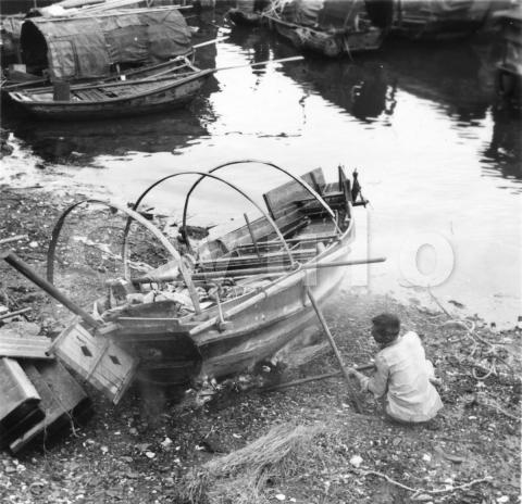 Breaming a sampan