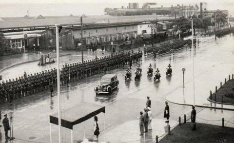 HE Arrives Outside Peninsula Hotel