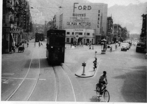 HK Tram chasing cyclist